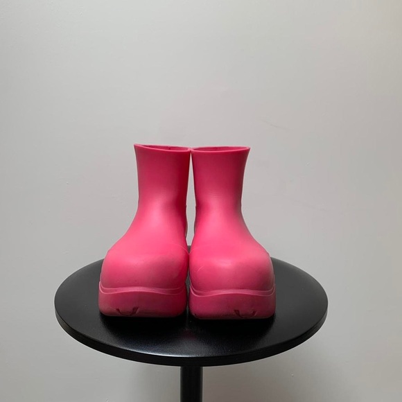 Bottega Veneta Puddle Boots in Lollipop Pink from FW 2020 - Picture 3 of 7